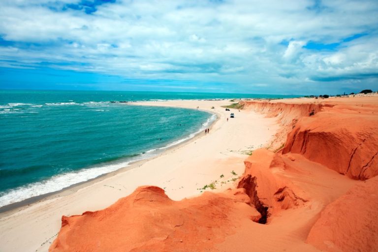 Explore a atmosfera descontraída de Canoa Quebrada, no Ceará, e mergulhe em uma jornada relaxante repleta de praias, cultura e tranquilidade.