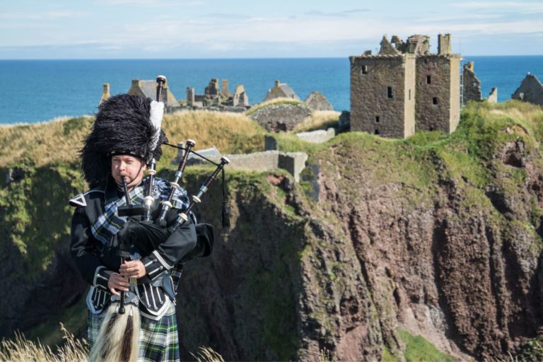 Embarque em uma aventura pela Escócia, explorando seus imponentes castelos, participando de festivais vibrantes e mergulhando nas tradições que tornam este país verdadeiramente único.