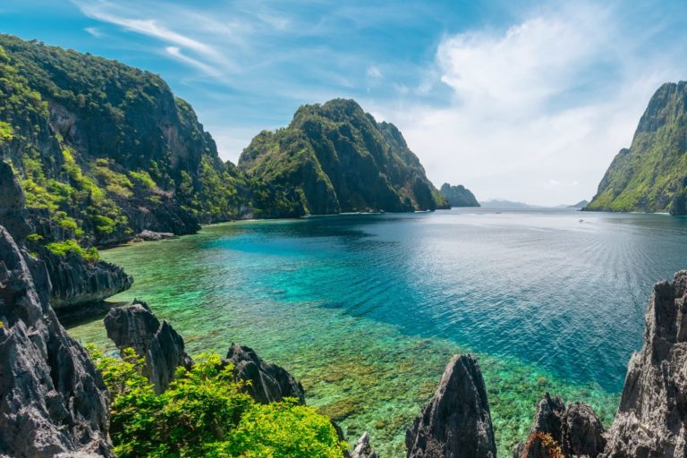 Embarque numa jornada pelas Ilhas Filipinas e descubra o paraíso intocado de Palawan. Conheça suas praias imaculadas e tesouros naturais.