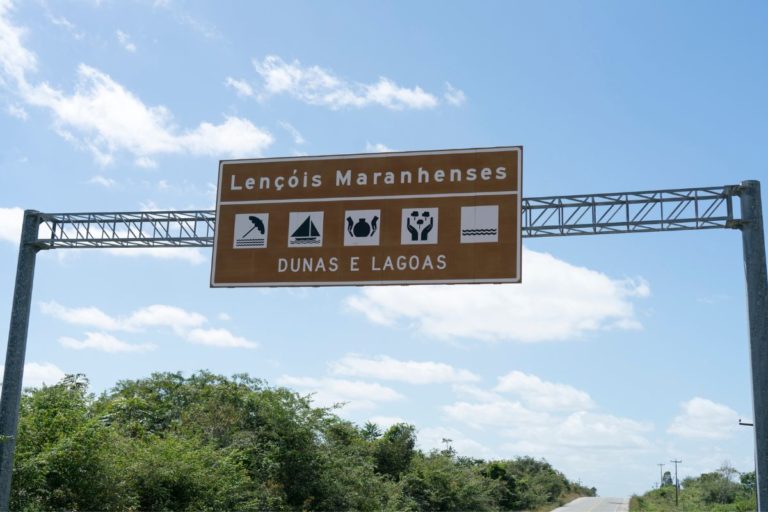 Conheça os Lençóis Maranhenses, um paraíso de dunas e lagoas no Nordeste do Brasil. Descubra paisagens deslumbrantes e planeje sua aventura agora!