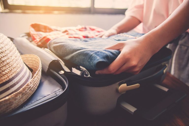 Descubra como adotar o minimalismo na sua bagagem para viagens mais eficientes. Dicas, sugestões e curiosidades para descomplicar suas jornadas.