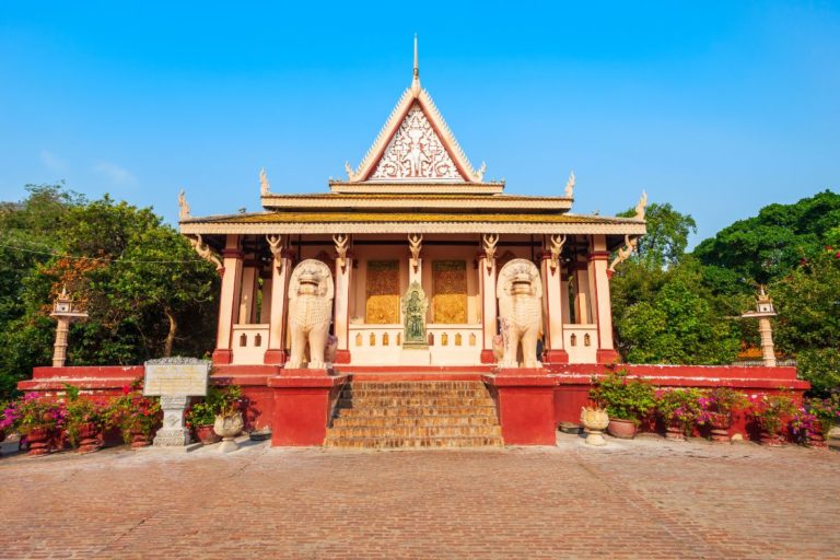 Viaje ao coração do Camboja em Phnom Penh. Explore sua rica história, visite monumentos icônicos e mergulhe na vida moderna desta cidade vibrante.