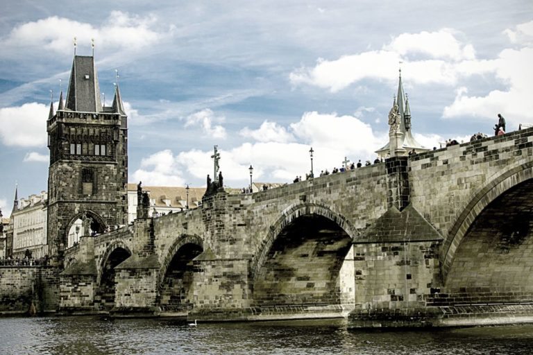Explore a República Tcheca, onde a magia dos contos de fadas se entrelaça com a esplêndida arquitetura medieval. Uma jornada inesquecível pelos encantos desse destino europeu.