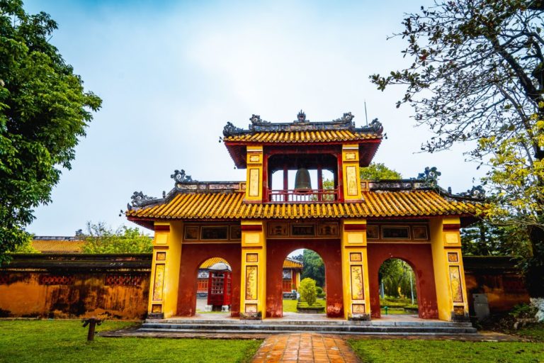 Embarque em uma viagem fascinante pelo Vietnã, desvendando a majestade da Cidade Imperial e explorando o rico patrimônio histórico que define este país cativante.