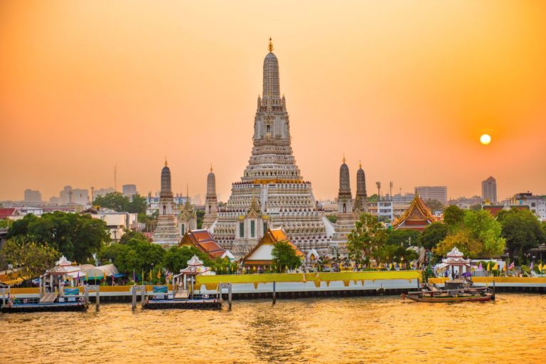 Descubra a vibrante cidade de Bangkok, onde templos antigos se misturam com mercados coloridos e uma vida noturna agitada.