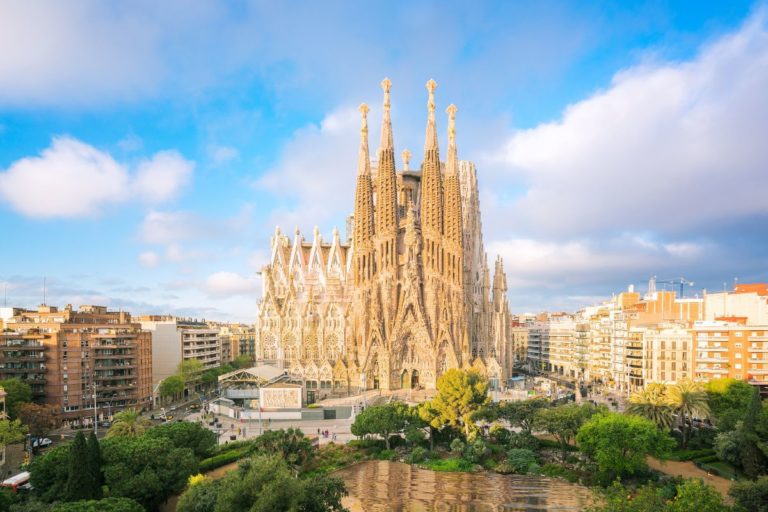 Explore a vibrante cidade de Barcelona, onde a arquitetura de Gaudí se encontra com as praias ensolaradas do Mediterrâneo.