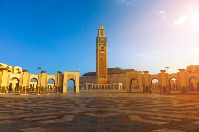 Descubra a vibrante cidade de Casablanca, onde a modernidade encontra a tradição à beira do Mediterrâneo. Explore seus pontos turísticos, cultura e gastronomia neste destino fascinante.