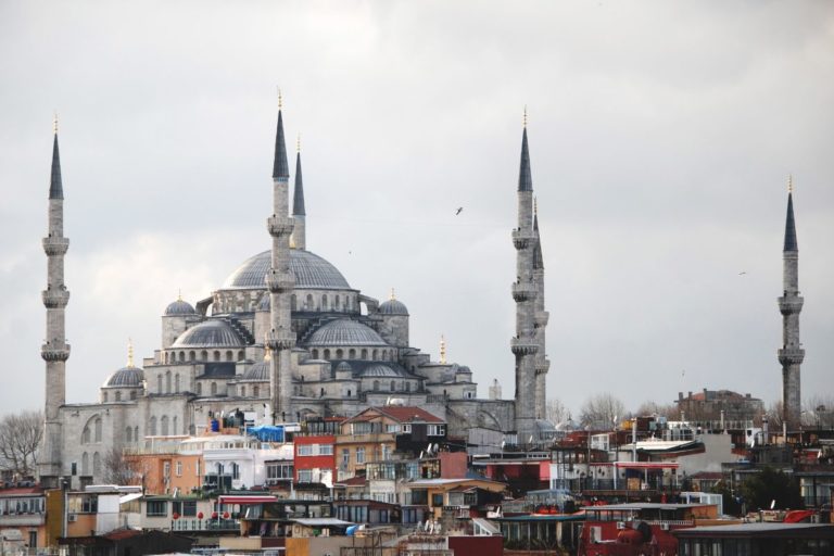 Descubra a fascinante cidade de Istambul, onde Oriente e Ocidente se encontram.