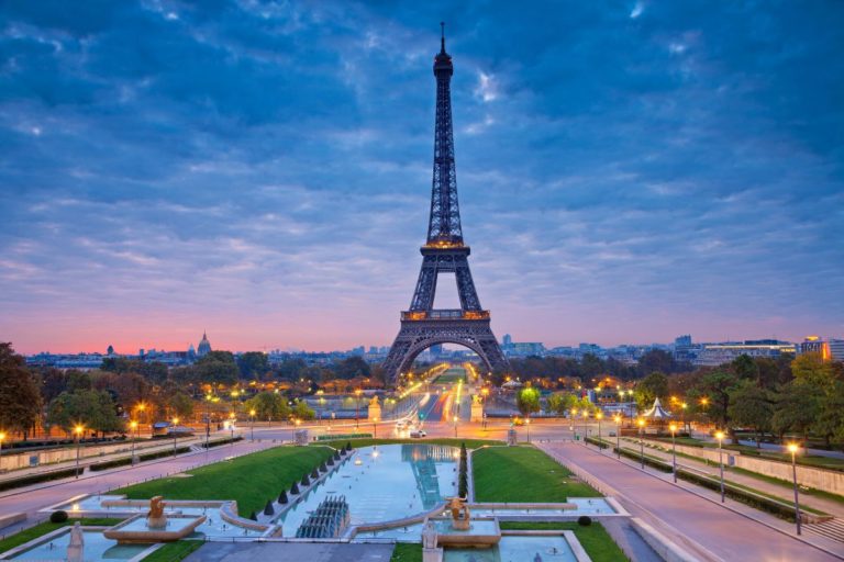 Descubra a magia de Paris, França, enquanto explora suas icônicas luzes e se encanta com seu irresistível apelo romântico. Este guia completo levará você por uma jornada pelos pontos turísticos, cultura e atmosfera romântica desta cidade deslumbrante.