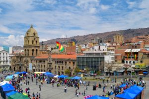 Descubra a beleza e cultura únicas de La Paz, Bolívia, entre montanhas dos Andes. Explore história, arquitetura e tradições locais.