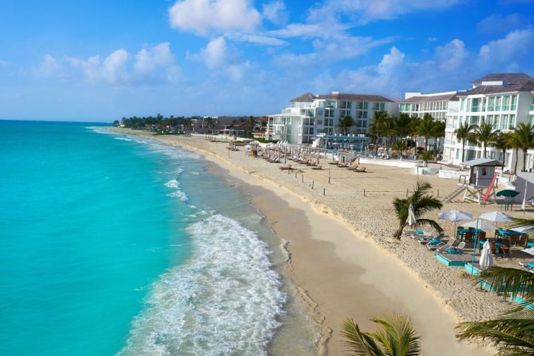 Descubra as maravilhas de Playa del Carmen e da Riviera Maia neste guia completo. Desde praias paradisíacas até aventuras emocionantes, prepare-se para uma experiência caribenha inesquecível.