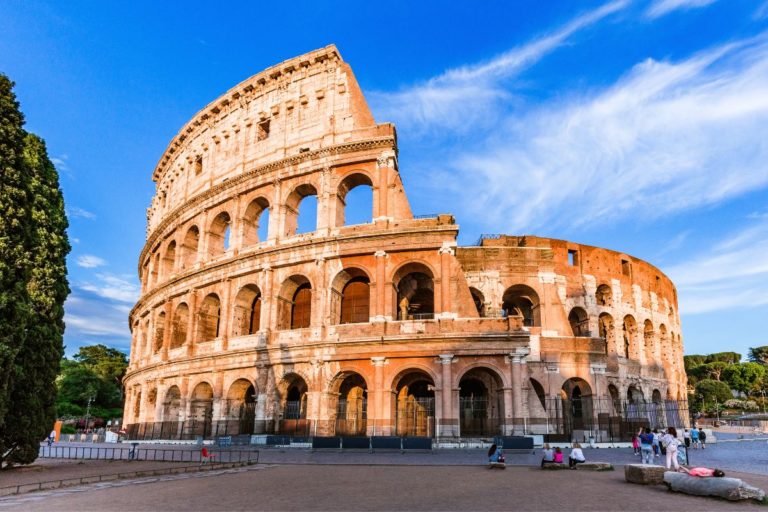 Descubra a beleza eterna de Roma, Itália, enquanto explora suas ruínas antigas e se envolve com o romance que permeia suas ruas históricas. Este guia abrangente irá levá-lo a uma jornada pela história, cultura e paixão desta cidade eterna.