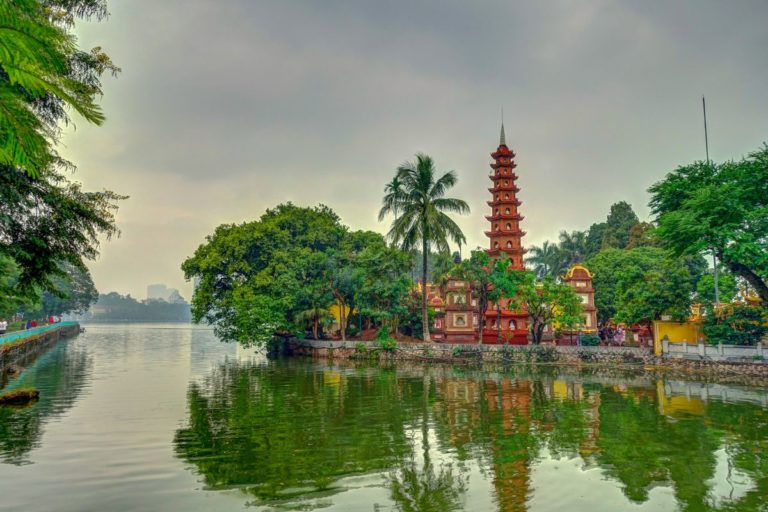 Explore as belezas naturais da Baía de Ha Long e das montanhas de Sapa no Vietnã. Descubra dicas de viagem e aventura neste guia completo.